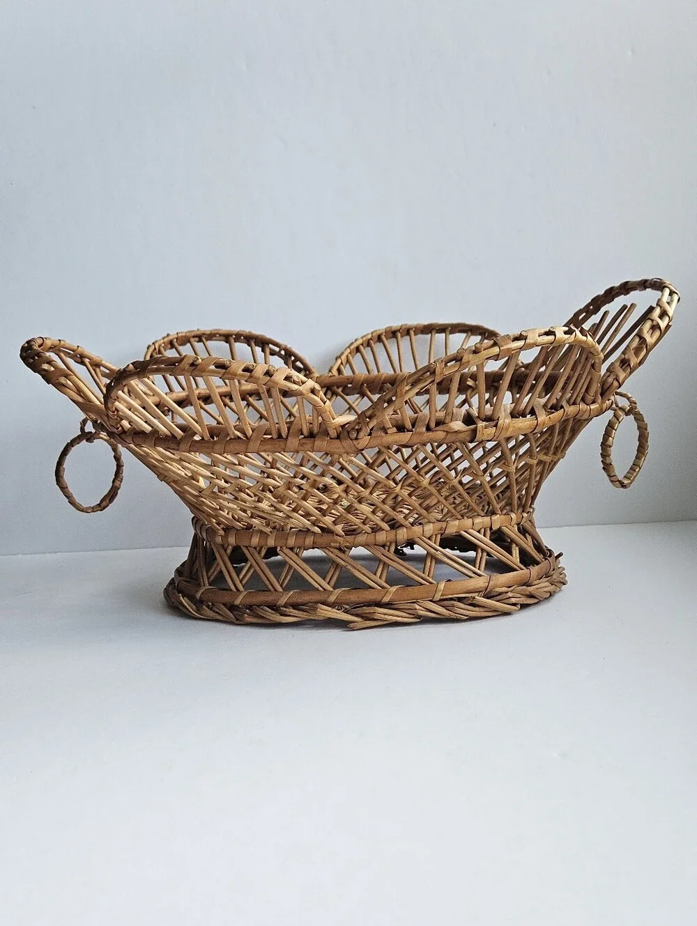 scalloped edge vintage wicker boho hanging display decor basket handles Portugal